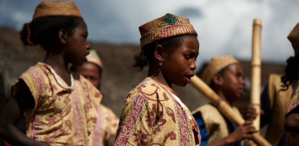 Jeunes filles malgaches en tenue traditionelle.