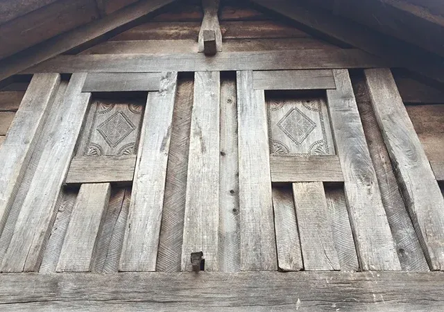 Ancienne porte en bois sculpté de motifs traditionnels malgaches