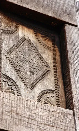 Détail sculpté en bois de motifs géométriques et traditionnels malgaches
