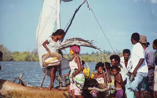 Pêcheurs malgaches déchargeant leur prise de poissons sur une pirogue près de l’eau
