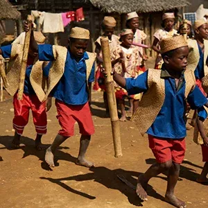 Enfants en tenue traditionnelle malgache participant à une danse traditionnelle