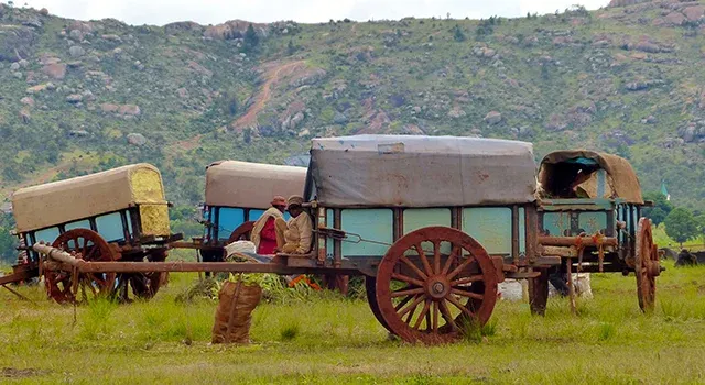 Vieux chariots dans un paysage verdoyant malgache