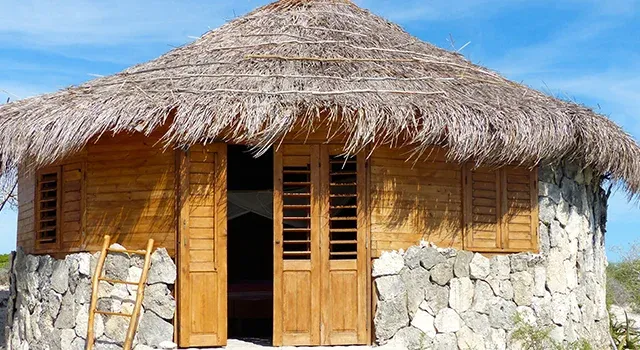 Maison en pierre et bois avec toit de chaume typique de l’architecture malgache