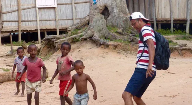 Enfants courant vers un homme voyageur