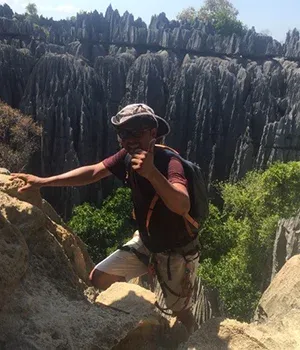 Randonneur admirant les formations rocheuses spectaculaires de Tsingy de Madagascar