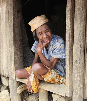 Personne assise dans une entrée rustique en bois