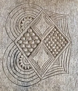 Gravure traditionnelle en bois représentant motifs géométriques