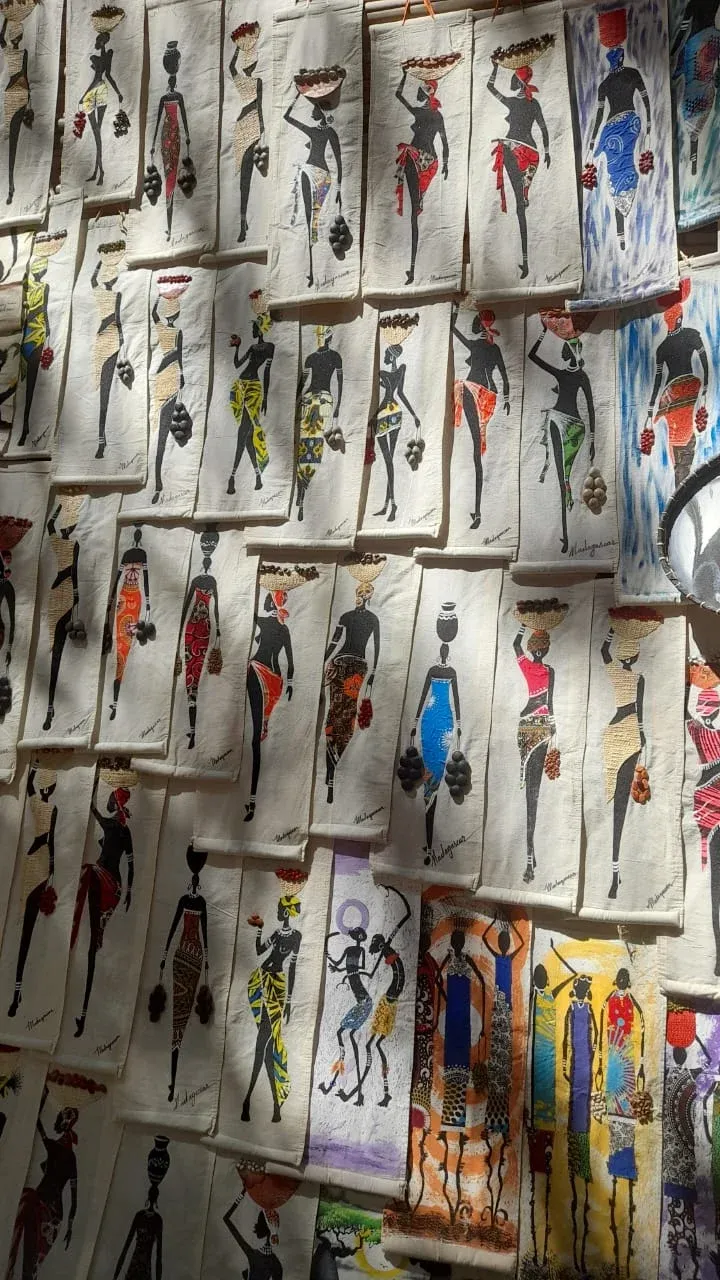 Peintures artisanales représentant des silhouettes colorées en mouvement