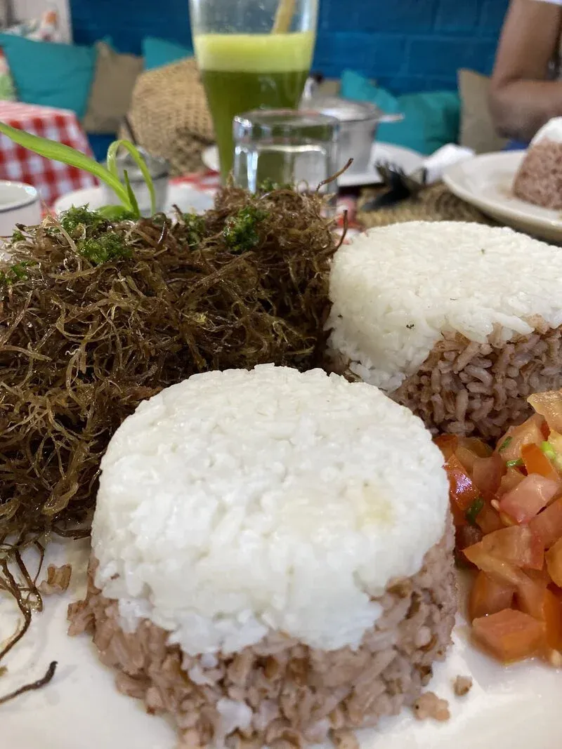 Plat traditionnel malgache avec riz accompagné de légumes et herbes aromatiques