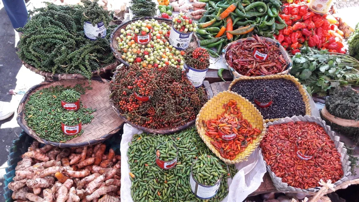 Marché coloré de Madagascar présentant épices fraîches légumes racines et herbes en vrac