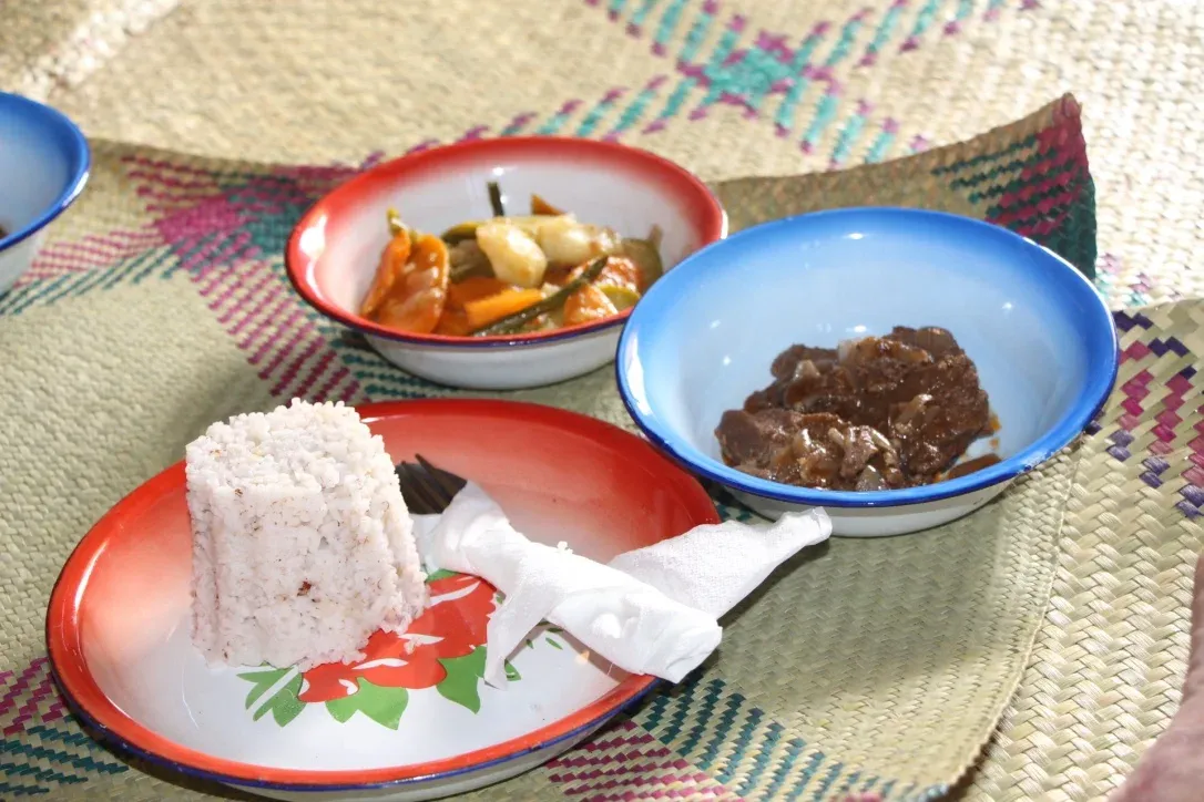 Assiette traditionnelle malgache avec riz blanc accompagnés de légumes sautés