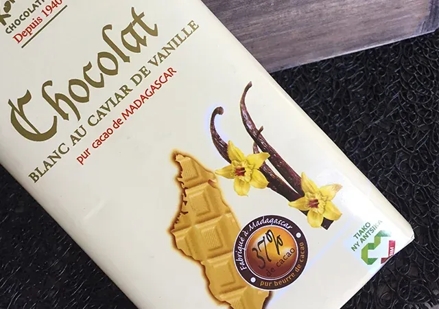 Tablette chocolat blanc au caviar de vanille de Madagascar avec vanille et gousse illustrées