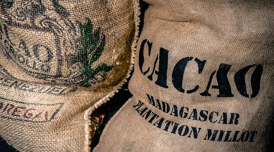 Sac de cacao de Madagascar étiqueté plantation Millot avec motif floral sur toile de jute