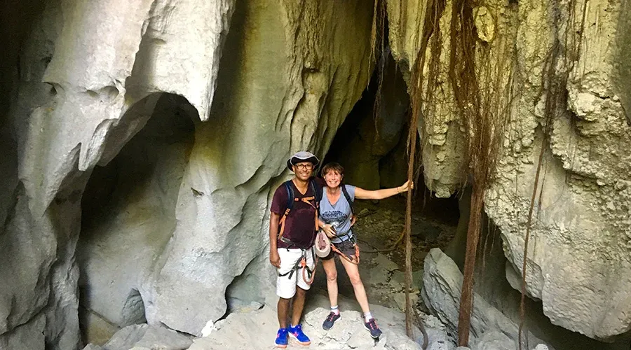 Deux randonneurs souriants dans une grotte de Madagascar