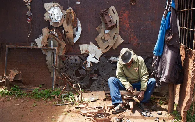 Artisan malgache réparant des objets métalliques dans un atelier de récupération