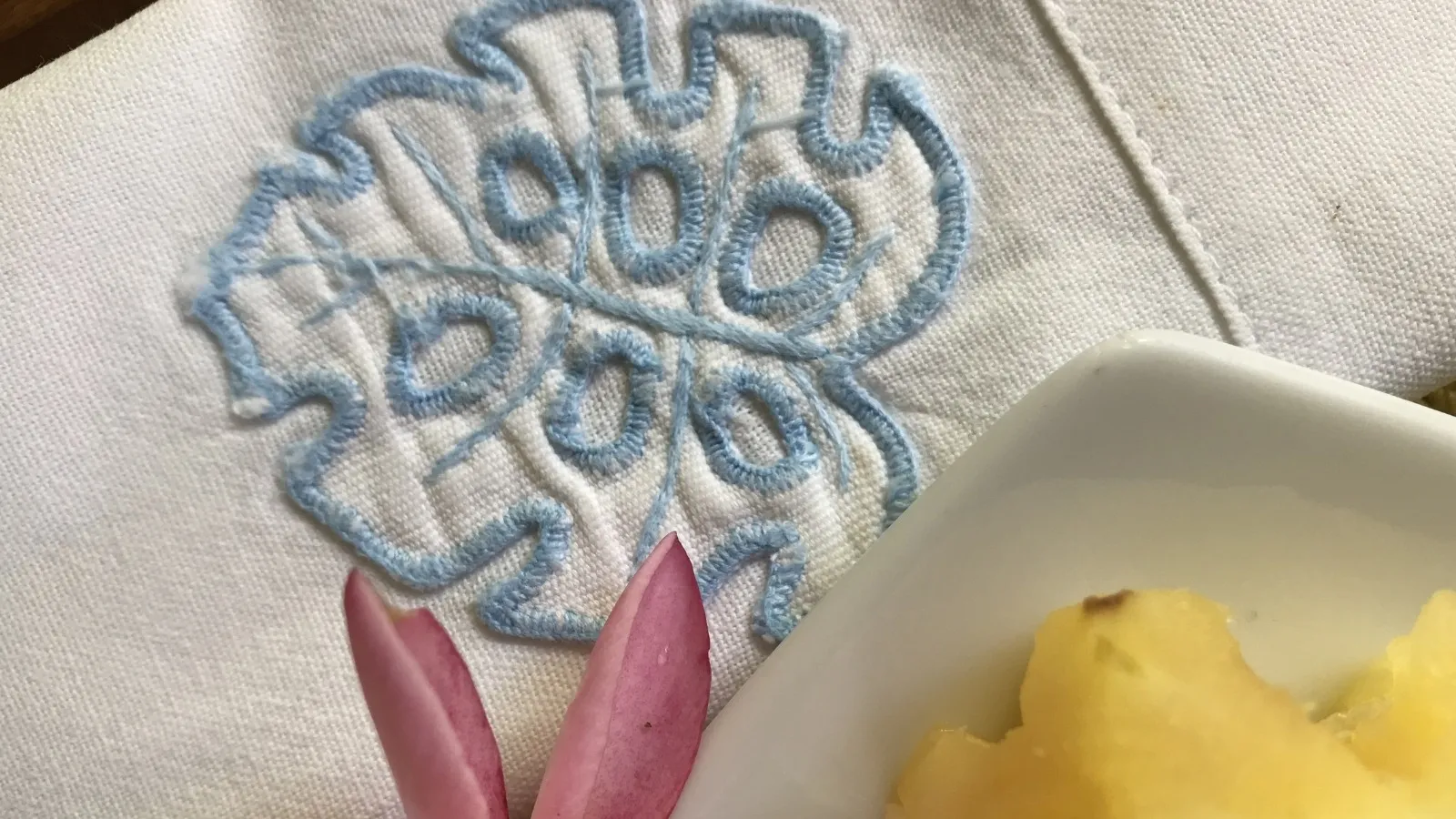 Broderie traditionnelle en forme de fleur sur tissu