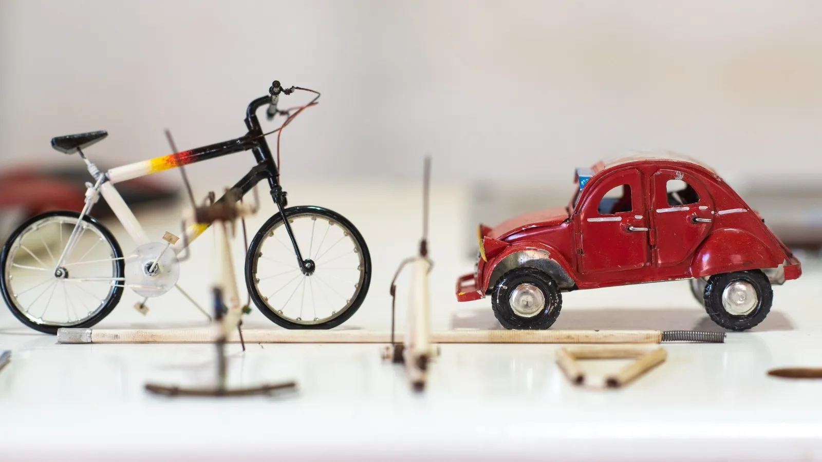 Miniature vélo vintage et vieille citadine rouge sur rail en intérieur lumineux