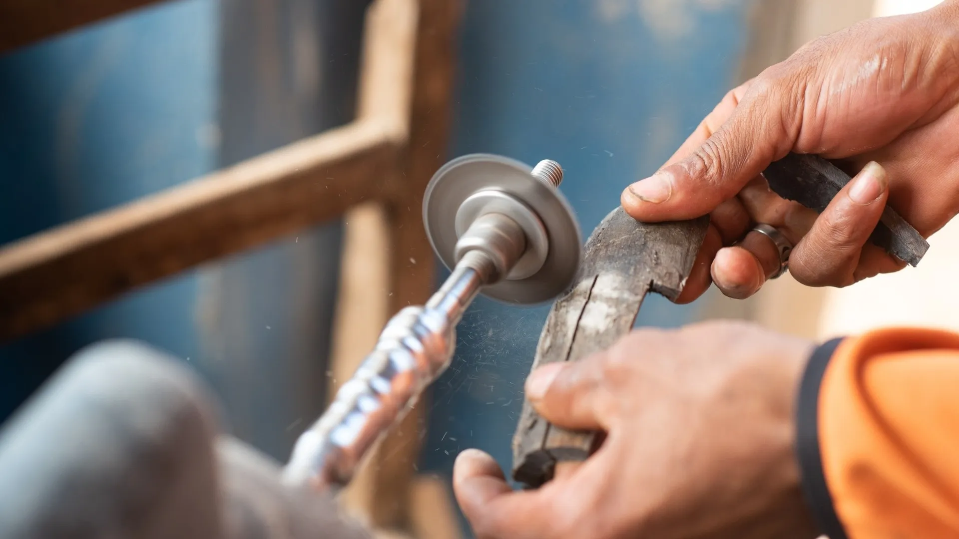 Artisan utilisant une meuleuse angulaire pour façonner du métal à la main