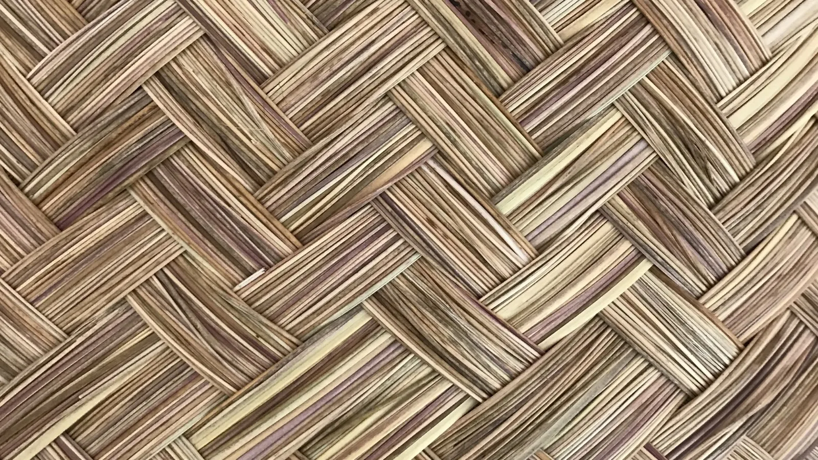 Tissage artisanal en fibres végétales aux motifs entrelacés et géométriques inspirés des savoir-faire malgaches