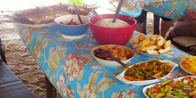 Repas à base de poisson grillé et riz.