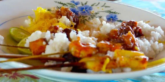 Repas à base de poisson grillé et riz.