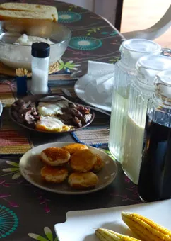 Petit-déjeuner malgache avec bananes frites dorées œufs brouillés et boisson locale sur table colorée