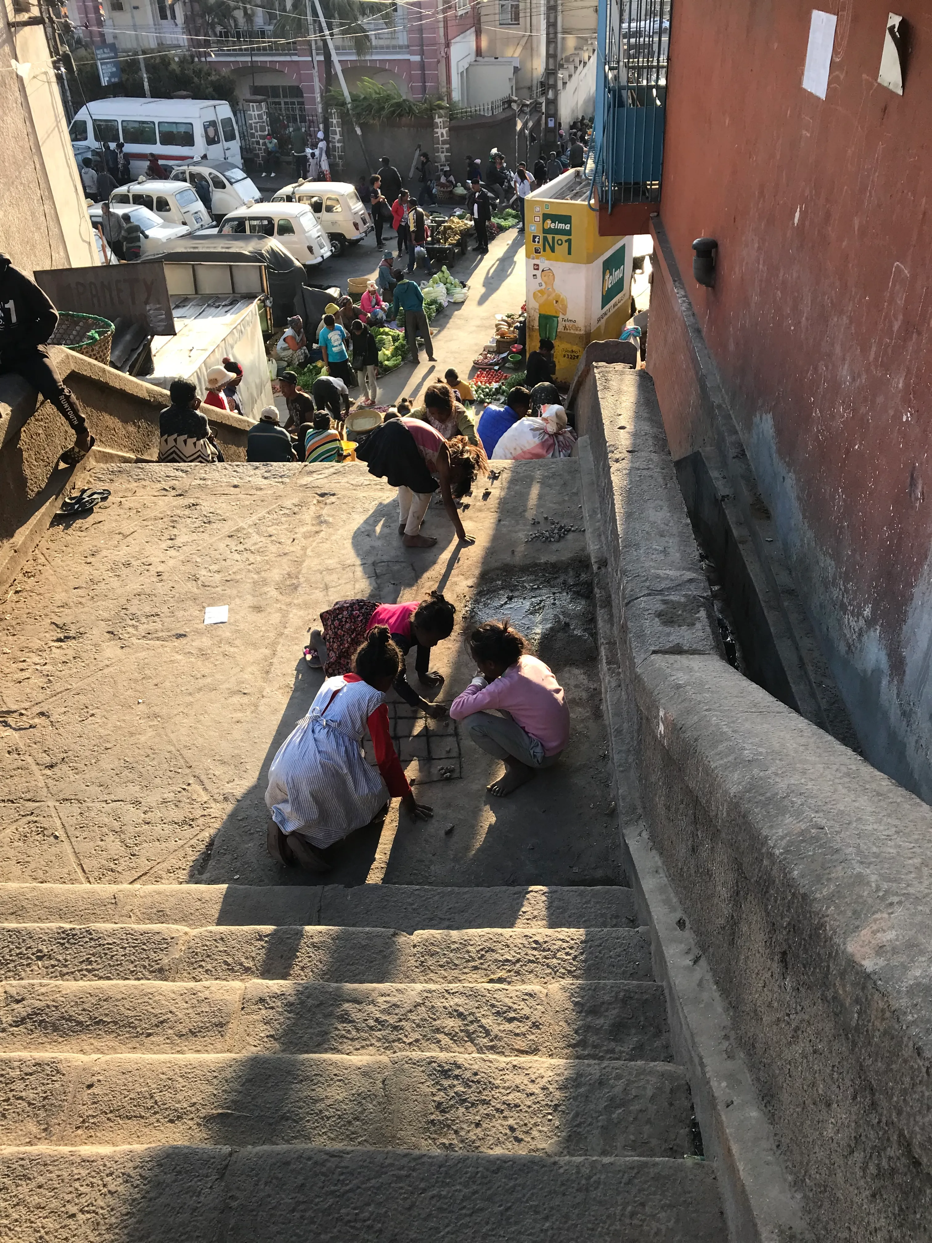 Enfants jouant à un jeu au sol