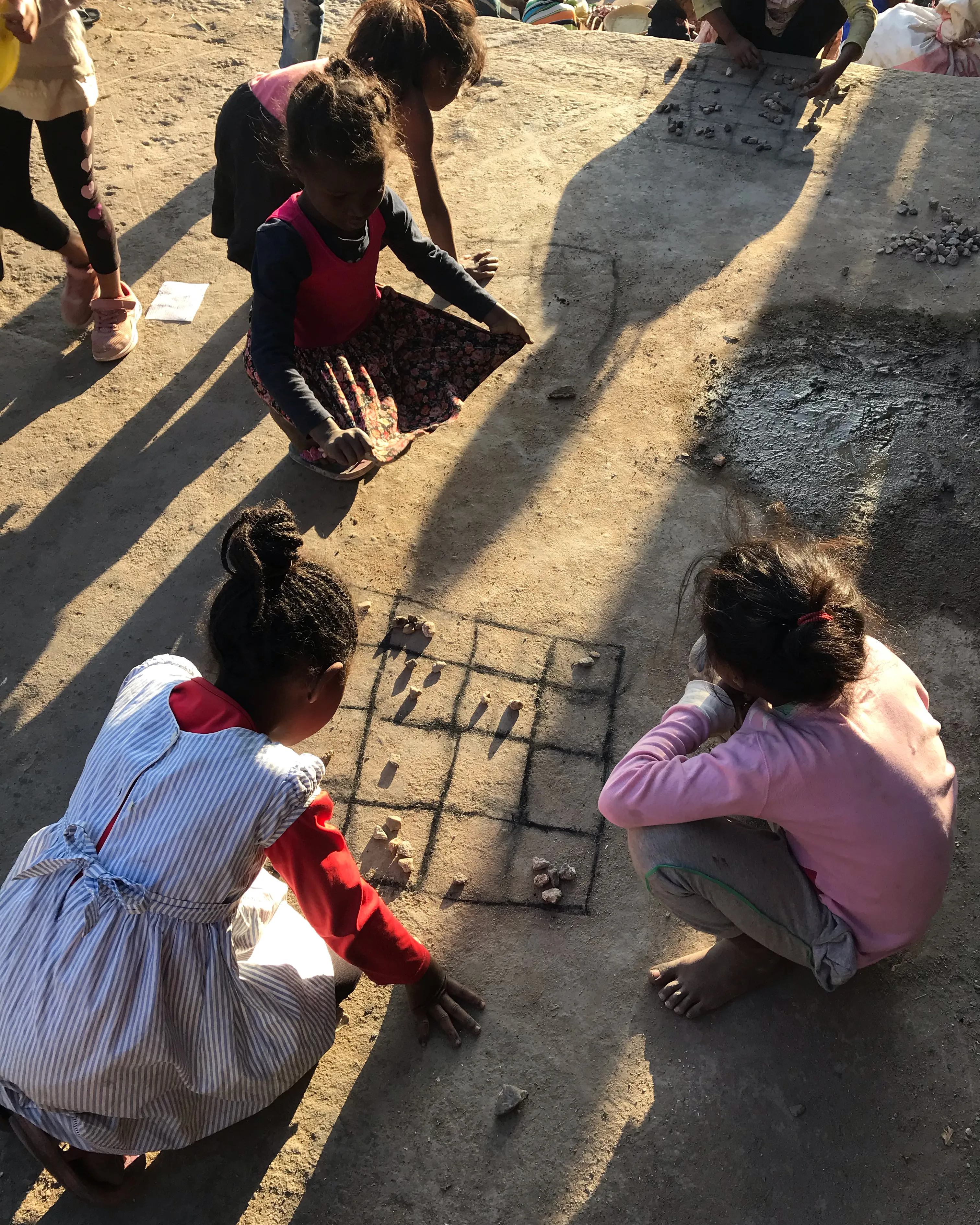 Enfants jouant à un jeu au sol