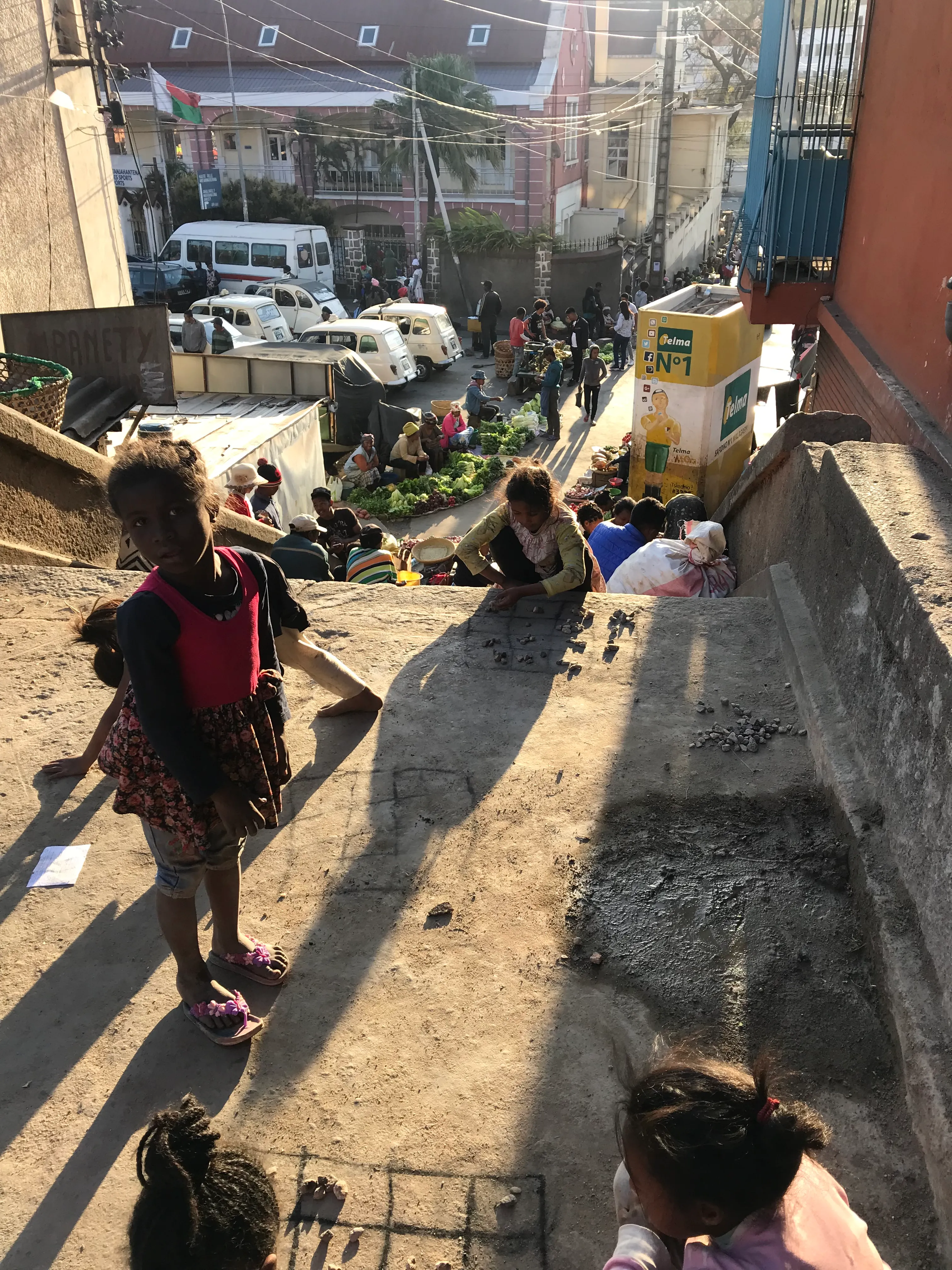 Enfants jouant à un jeu au sol