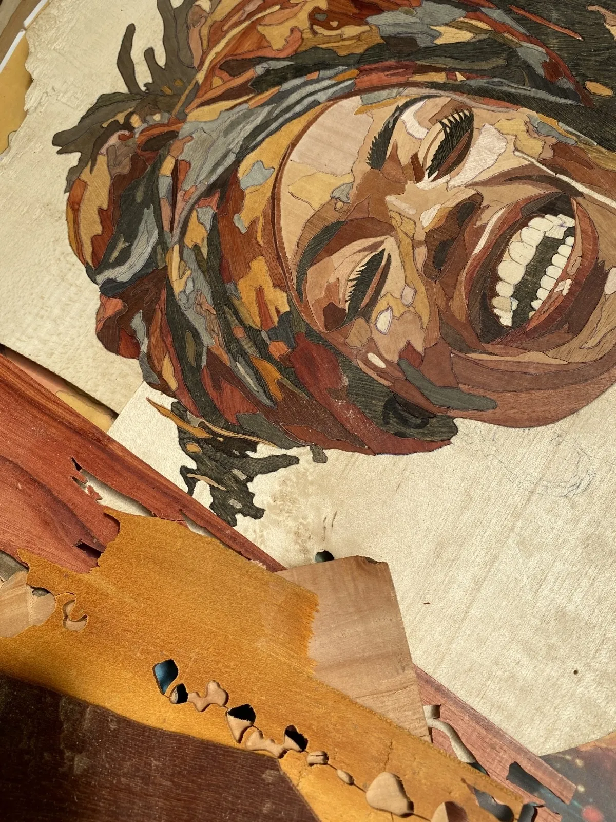 Détail d'un masque traditionnel malgache en bois sculpté et peint aux motifs expressifs et colorés