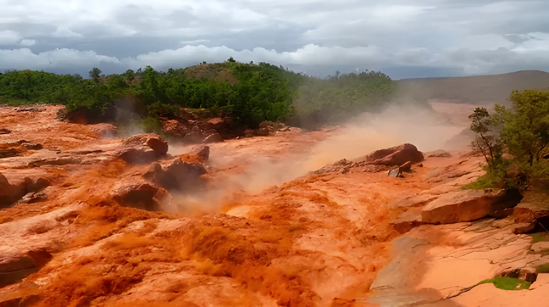 Paysage volcanique aux sources chaudes fumantes entourées de roches ocres et végétation verdoyante