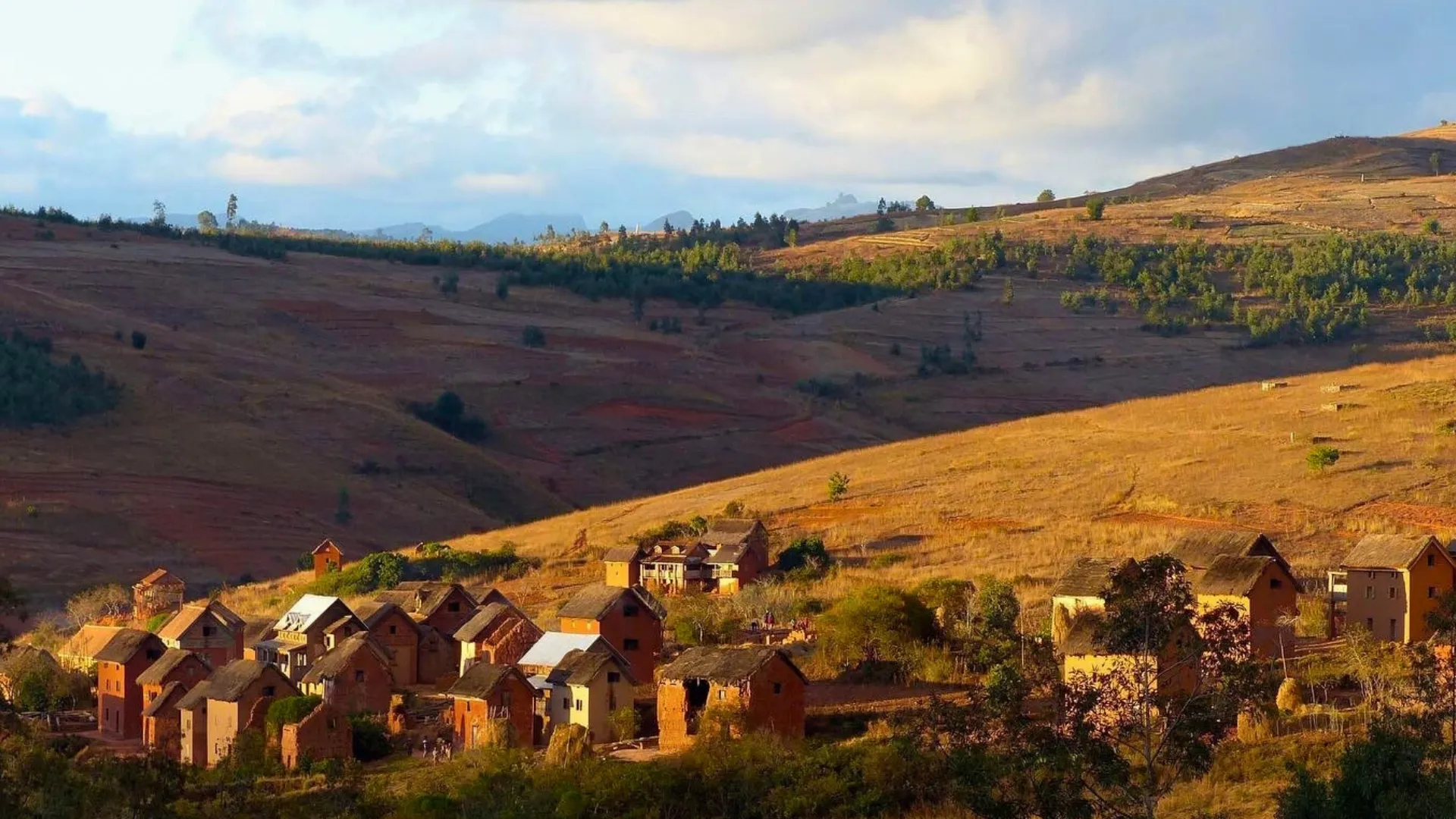 Paysage rural malgache aux collines en terrasses et maisons traditionnelles en bordure de vallées verdoyantes