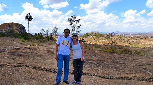 Deux voyageurs souriants posant sur un sentier à Madagascar.