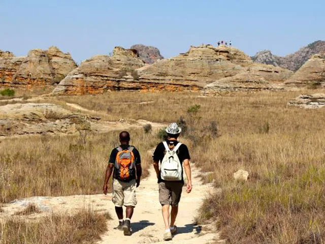 Randonneurs sur un sentier à Madagascar.