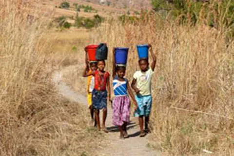 Enfants malgaches marchant sur un sentier.