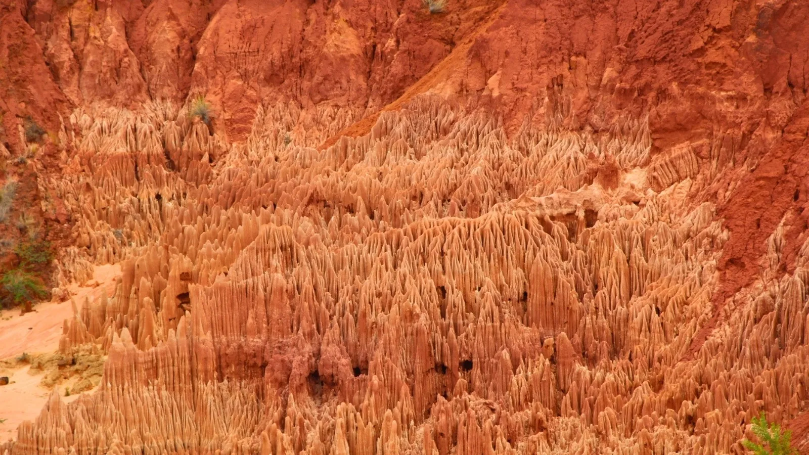 Paysage minéral aux formations rocheuses érodées en dentelles dans une vallée rouge de Madagascar