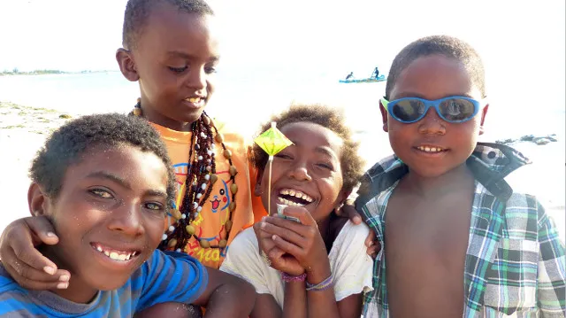 Groupe de 4 enfants avec le sourire