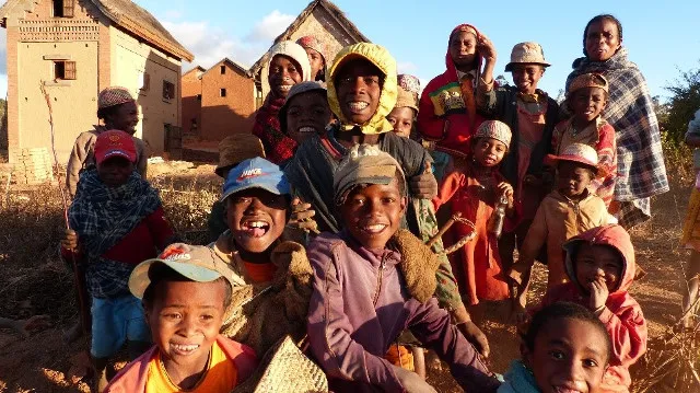 Groupe de plusieurs enfants avec le sourire